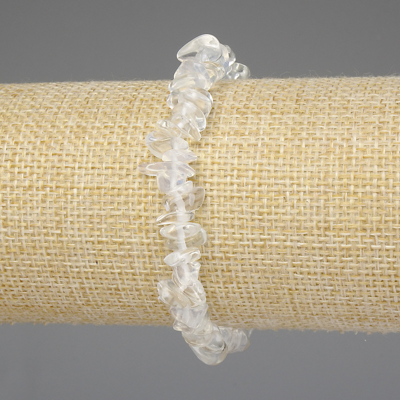 Brățară din piatră lunară și cristal de munte, fragmente 7–10×2–5 mm, lungime 18 cm, model elastic