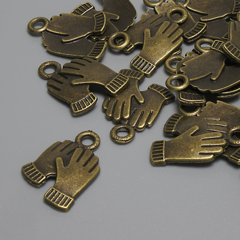 Pandantiv – Mănuși, culoare bronz metalic, diametru 19×13 mm, orificiu de prindere 2,3 mm, ambalaj 19 buc.