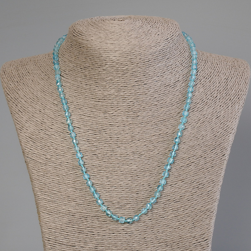 Colier cu topaz facetat în formă de cub, dimensiunea cuburilor 4×4 mm, lungime 50 cm, cu închizătoare