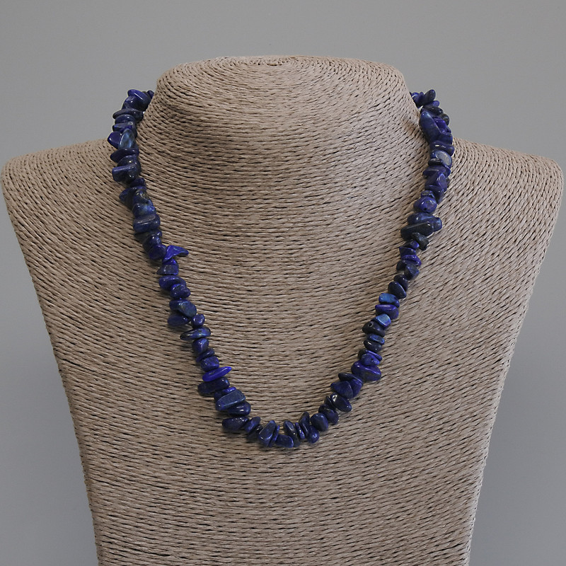 Colier din lazurit – cioburi, diametrul 6-13×2-7 mm, lungime 50 cm ±, cu închizătoare