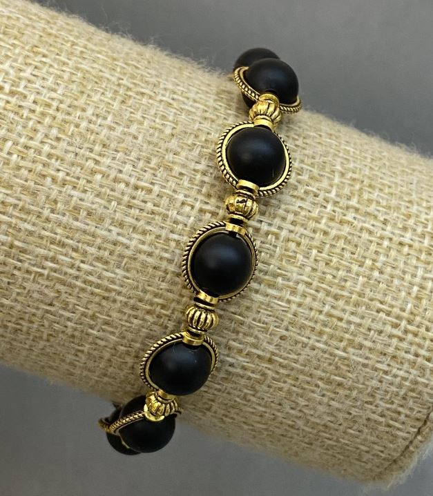 Brățară din șungit cu bile netede, diametrul de 8 mm ±, cu inserții metalice, lungime 18 cm ±, elastică