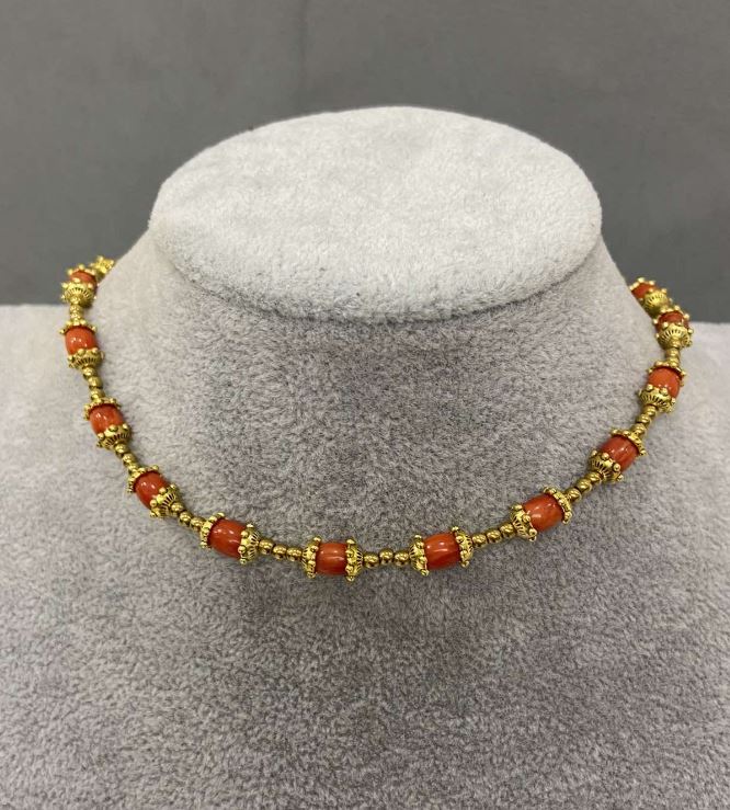 Colier choker din coral în formă de tub, 6×4,5 mm; mărgele de hematit 2 mm; lungime 38 cm, lanț de prelungire de 5 cm