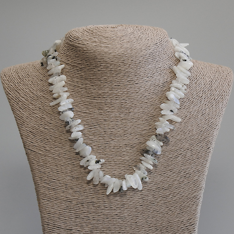 Colier din adular, fragmente, diametrul 12–16×2–6 mm, lungime 45 cm, lanț prelungitor de 5 cm