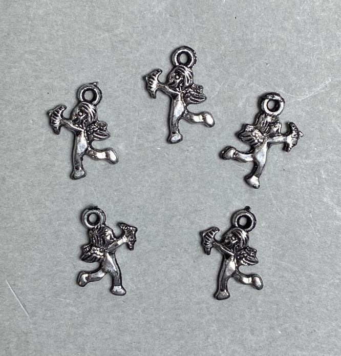 REDUCERE! Ambalaj 0,5 kg Furnitură pandantiv Cupidon din plastic, culoare argintiu închis, dimensiuni 17x14x2 mm ± gaură, diametrul 2 mm