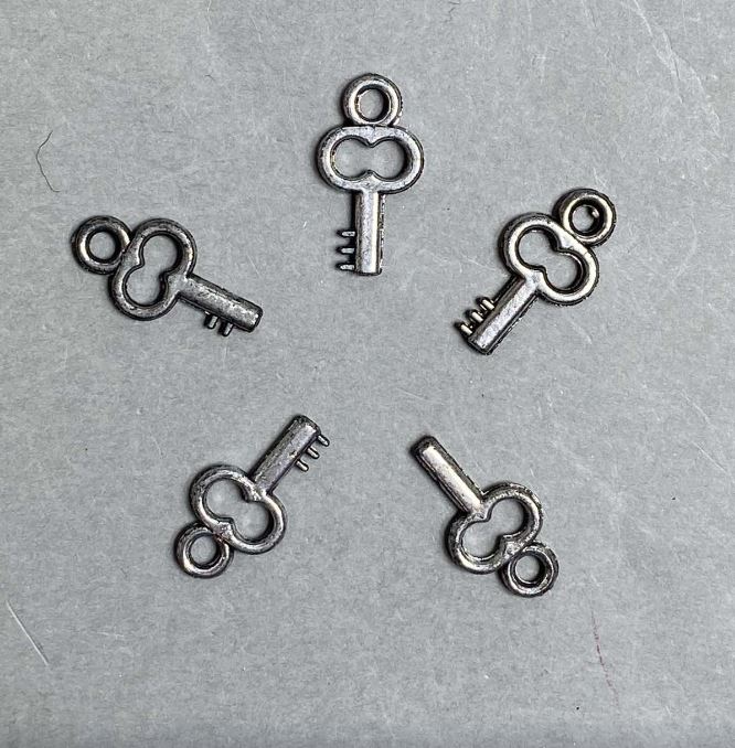 REDUCERE! Ambalaj 0,5 kg - Furnitură pentru pandantiv «Cheie», din plastic, culoare argint închis, dimensiuni 20x11x3mm ± deschidere, diametru 3mm+