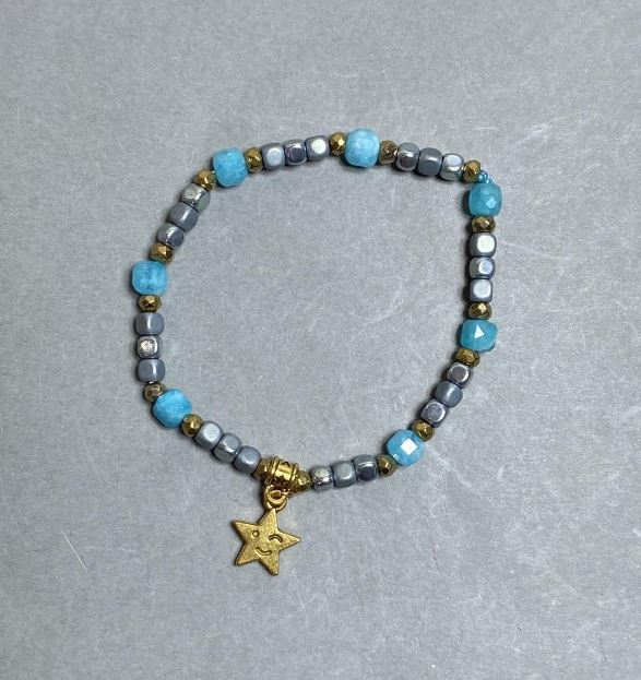 Brățară cu hematit cub, diametrul 3,5 mm; cuburi de acvamarin 6 mm; lungime 18 cm, pe elastic