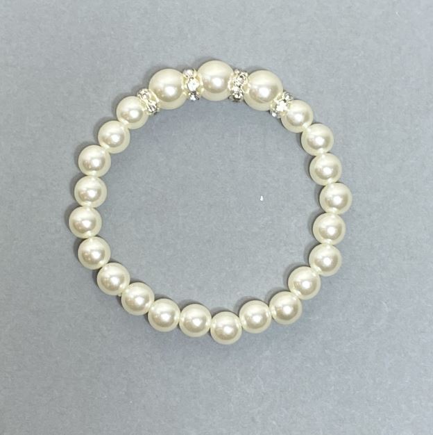 Brățară din perle Mallorca albe, acrilice, diametru aproximativ 8–10 mm, cu inserții din strasuri, lungime 18 cm, bază elastică