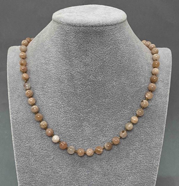 Colier din selenit, bile netede, diametrul aproximativ 6,5 mm, lungime 45 cm, cu închizător