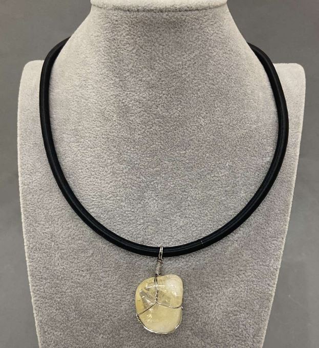 Pandantiv cu citrin în împletitură, 20x30 mm (±), pe șnur de cauciuc, diametrul 5 mm, lungime 45 cm + 5 cm lanț