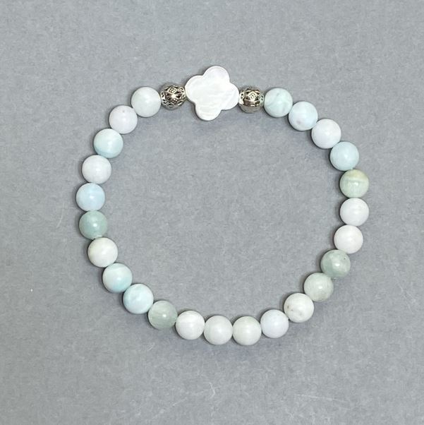 Brățară din larimar – mărgele de 6 mm +/-; sidef în formă de trifoi cu patru foi 12 mm +/-; lungime 18 cm, pe elastic