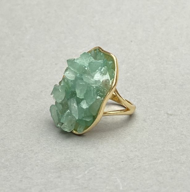 Cercel din fragment de jad pe montură netedă, 30x26 mm +/- metal auriu, fără mărime