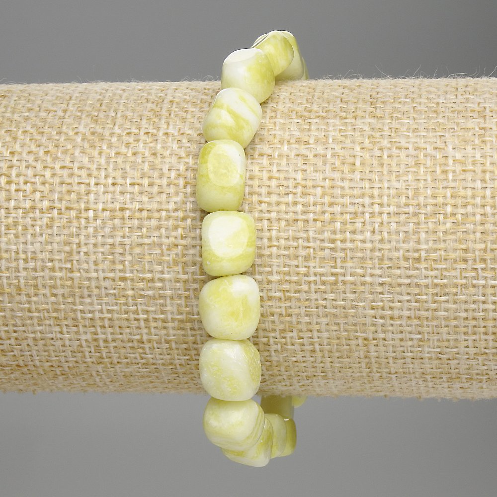 Brățară din jadit cu mărgele tăiate la fațete, diametrul de 9–10×8 mm, lungimea 18 cm, cu bandă elastică