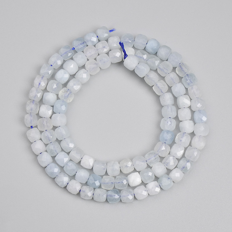 Mărgele de acvamarin tăiate în cuburi, 4x4 mm, lungime 39 cm, pe șnur