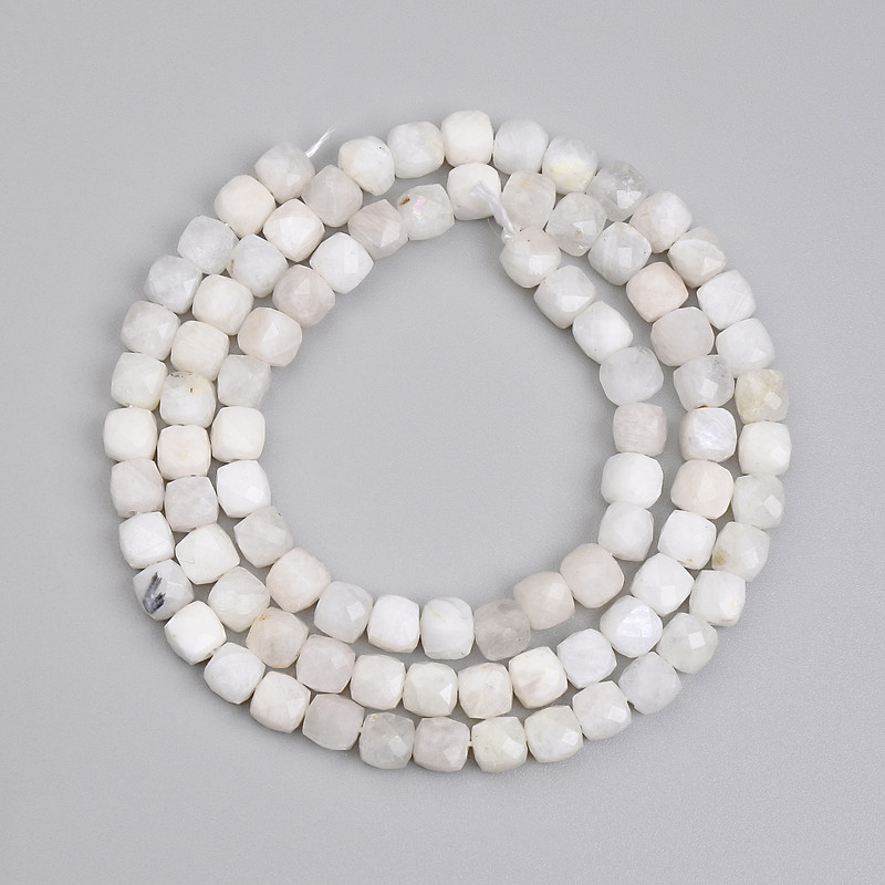 Mărgele din adular, cuburi fațetate 4x4 mm +/- lungime 38 cm, pe șnur