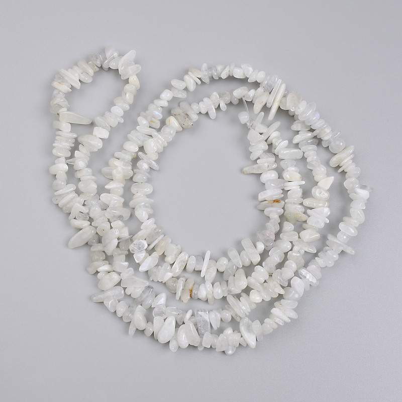 Mărgele de adular fragmente, diametru 4–10×2–4 mm, lungime 78 cm pe fir