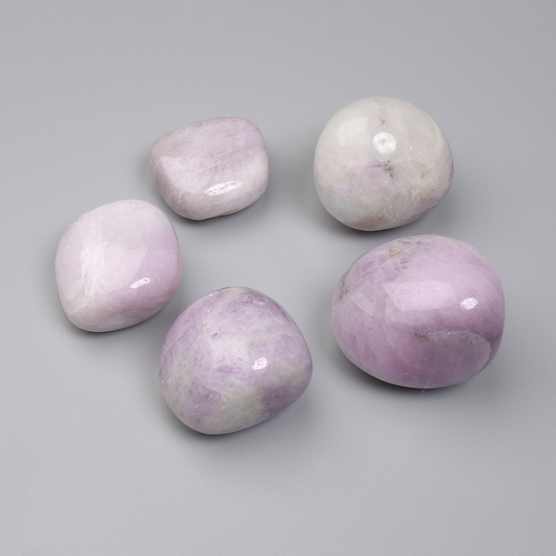 Piatră naturală de kianit, șlefuită, fragmente fără gaură, 20-28 x 20-25 mm +/- (la 100 g +/-)