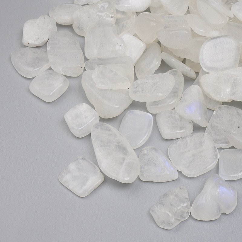 Piatră naturală adular – cioburi fără gaură, 12-20×10-14 mm ± (la 100 g ±)