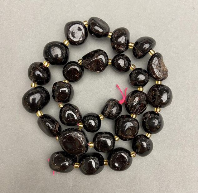 Намистини Гранат галтівка, діаметр 11-16х10-15мм+- бісер 3мм+-на нитці, довжина 41см+