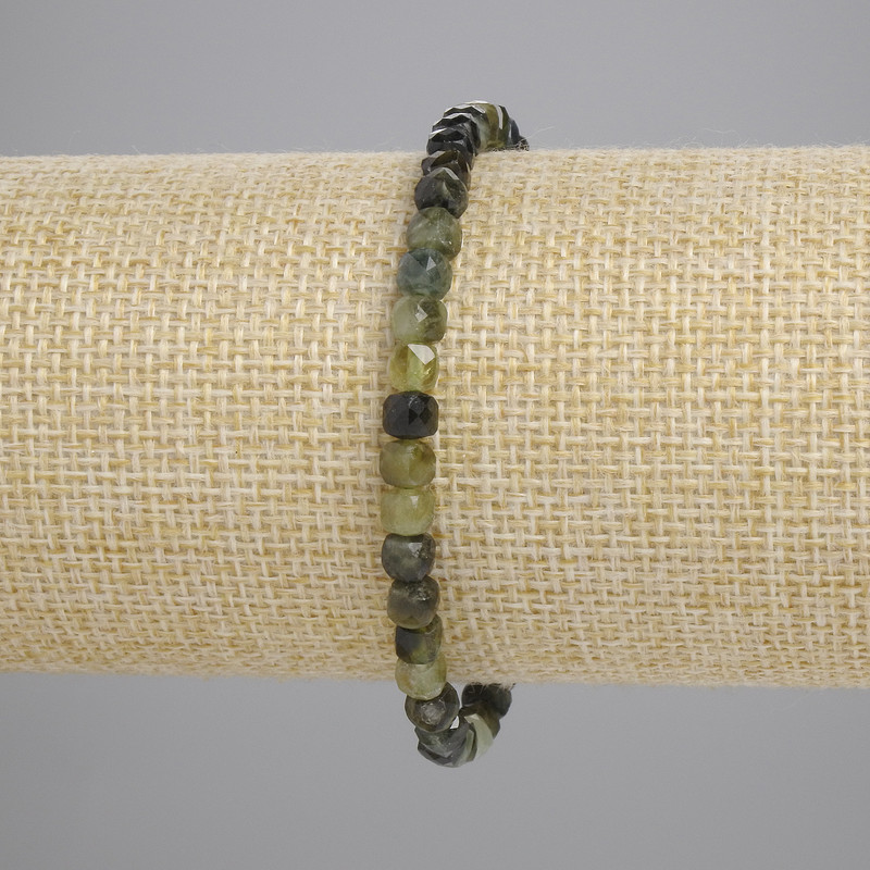 Brățară din turmalină verde, cuburi fațetate 4×4 mm, lungime 18 cm, șnur elastic