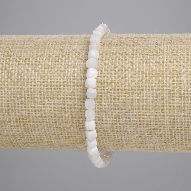 Brățară din adularit, cuburi facetate 4×4 mm, lungime 18 cm, pe bandă elastică