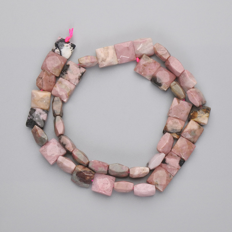 Mărgele rodonit fațetate pătrate, diametru 8,5–10 mm, lungime aproximativă 39 cm, pe șnur