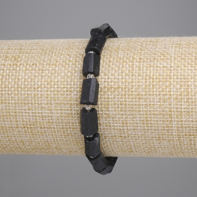 Brățară din turmalin Sherl cu fațetare, diametre 9–10×6 mm ±, mărgele 3 mm ±, lungime 18 cm ±, bază elastică