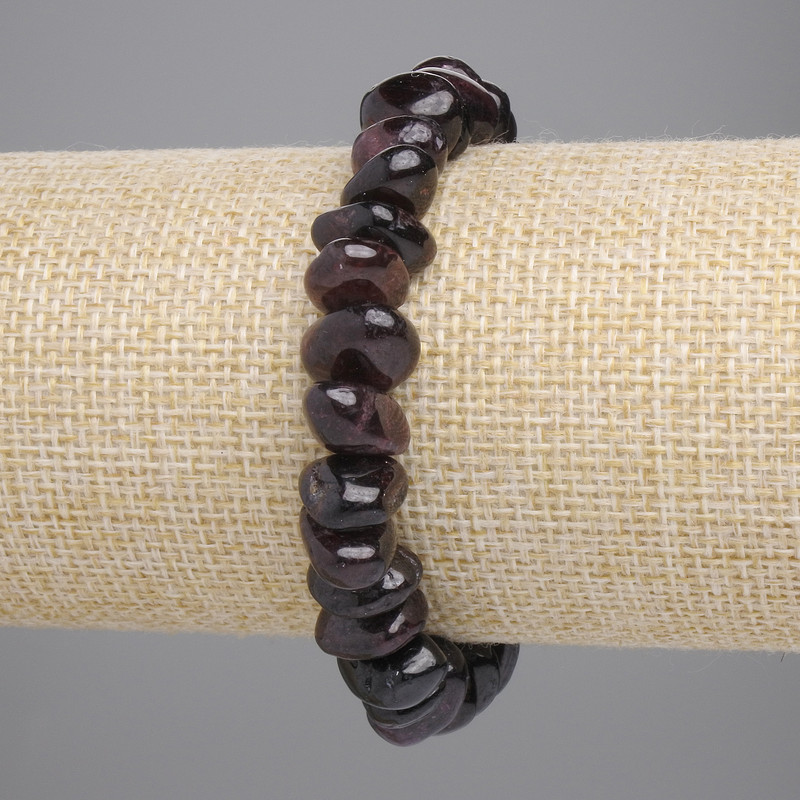 Brățară din granat tăiat la fațe 10–13×4–6 mm, lungime 18 cm, bandă elastică