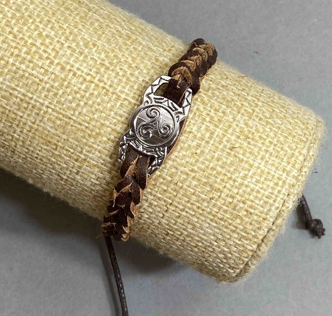 Brățară cu inserție metalică, grosime 10 mm, piele ecologică maro închis, lungime 18–22 cm, reglabilă