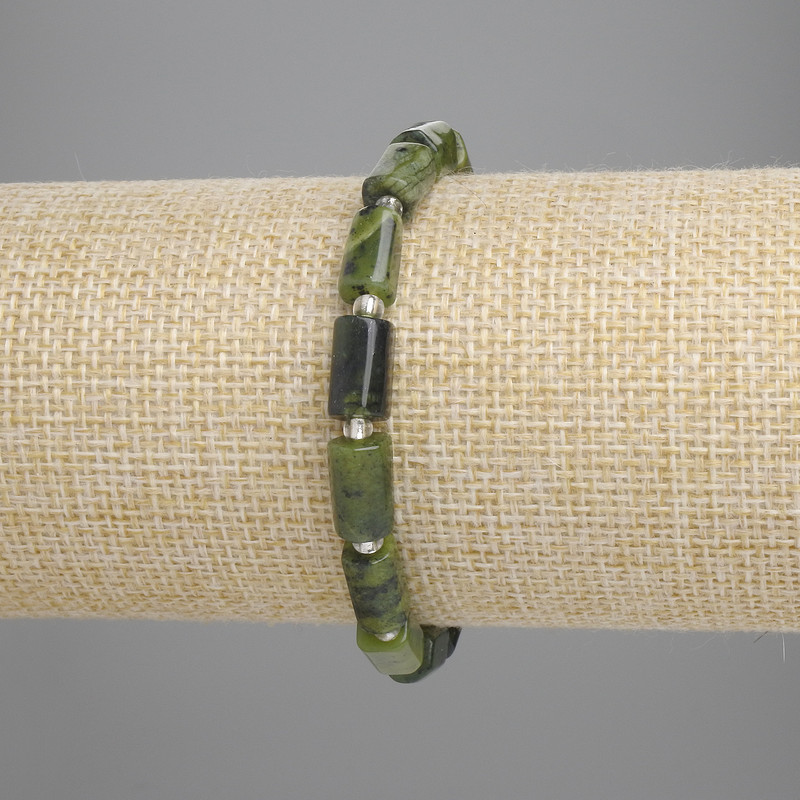 Brățară din jadeit tăiat, diametru 8 mm, bucăți 5–10×5 mm ±, mărgele 3 mm ±, lungime 18 cm ±, elastică