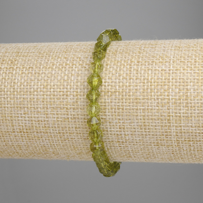 Brățară cu crizolit multifacetat, diametru aproximativ 5×5 mm, lungime 18 cm, pe elastic