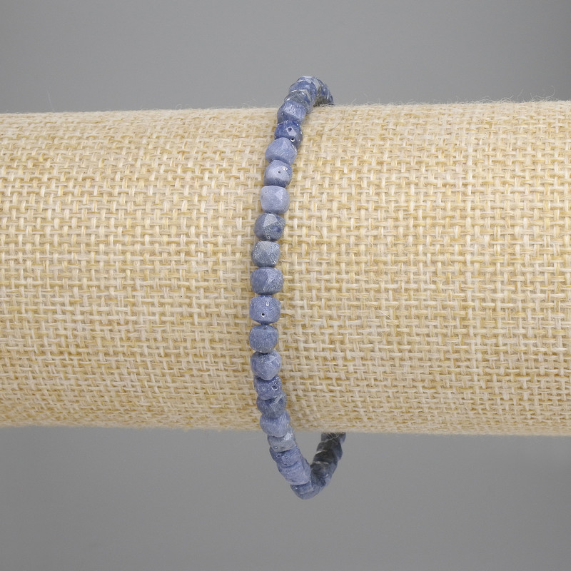 Brățară din coral poros, cuburi tăiate 4x4 mm, lungime 18 cm, pe bază elastică