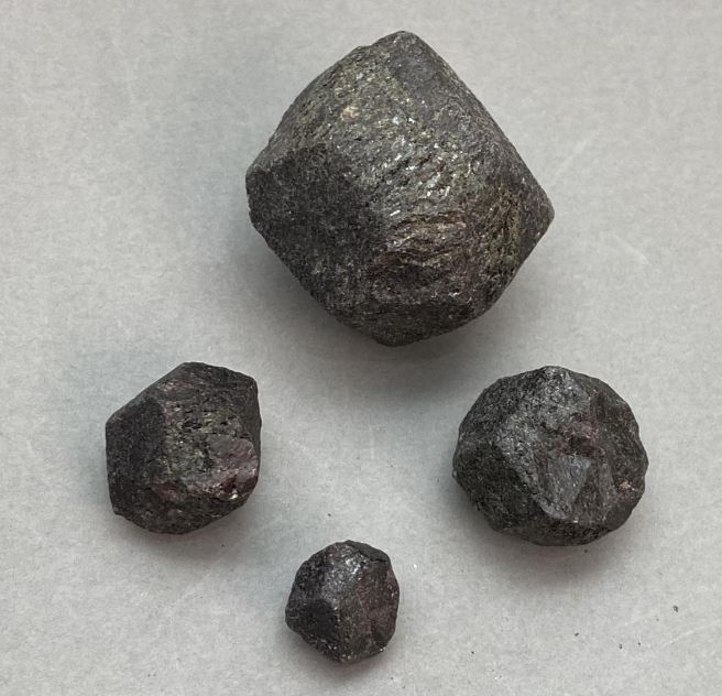 Granat natural neprelucrat, piatră, diametru 12-35x10-30x10-30 mm +/- (dimensiuni asortate) (Preț pentru 100 g)