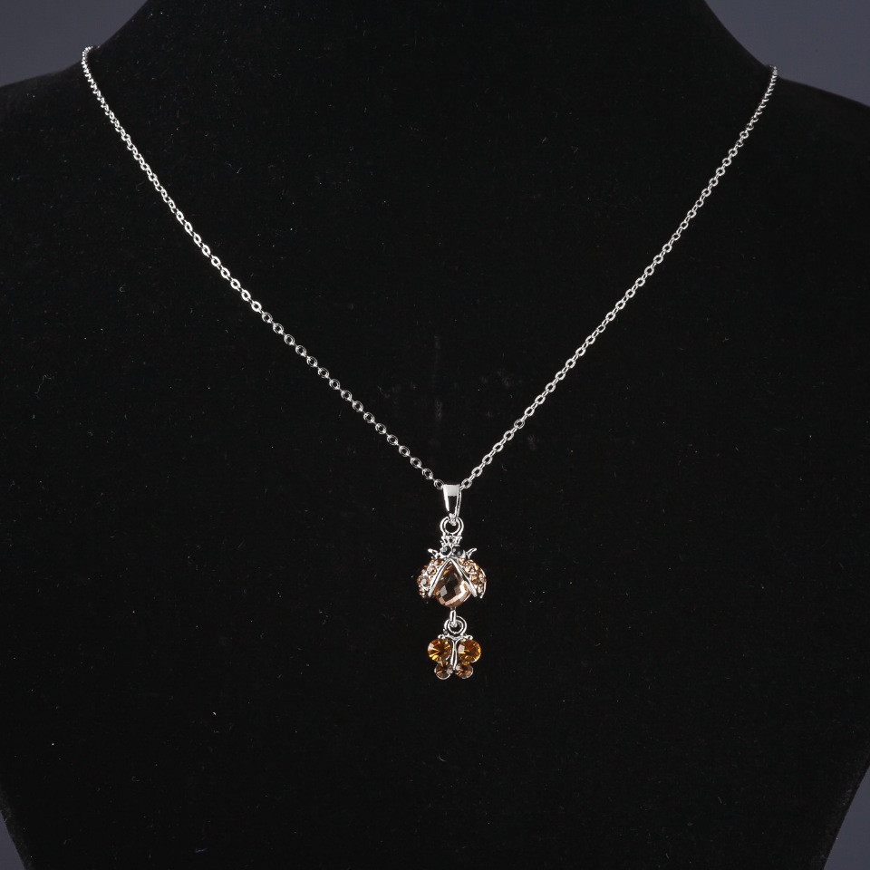 Pandantiv pe lanț Buburuza, lungime 55 cm, lungimea pandantivului 3,5 cm