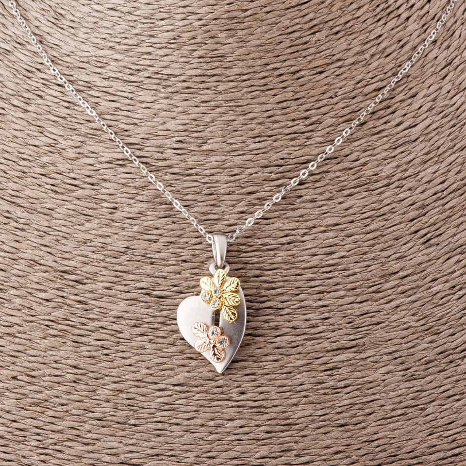 Pandantiv Inimă cu flori pe lanț de ancoră, lungime 52 cm, diametru 2,5×1,7 cm, metal argintiu mat