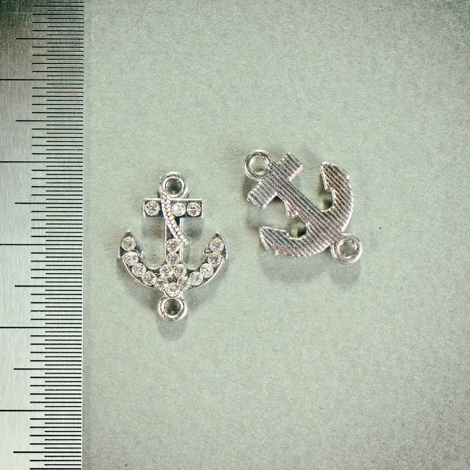 Pandantiv-conector Ancoră cu strasuri, culoare argintiu metalic, 1,8×1,3 mm, lot de 4 bucăți