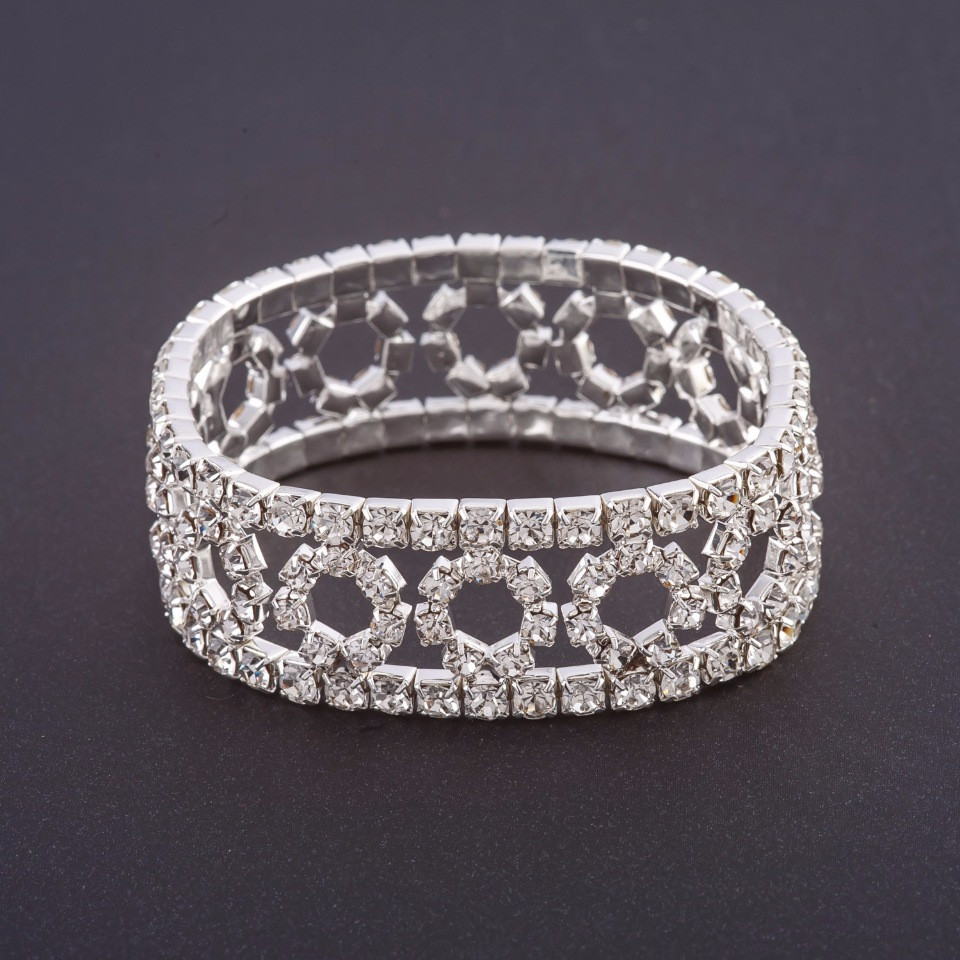 Brățară cu strasuri elastice, model în formă de inele, strasuri albe, lățime 19 cm, circumferință 18,5 cm, culoare metalului argintiu