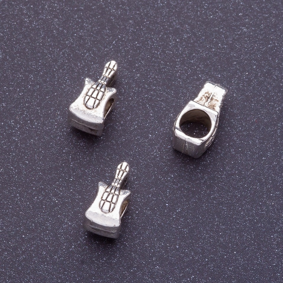 Mărgea Pandora formă de chitară, lungime 11 mm, gaură 4 mm, culoare argintiu