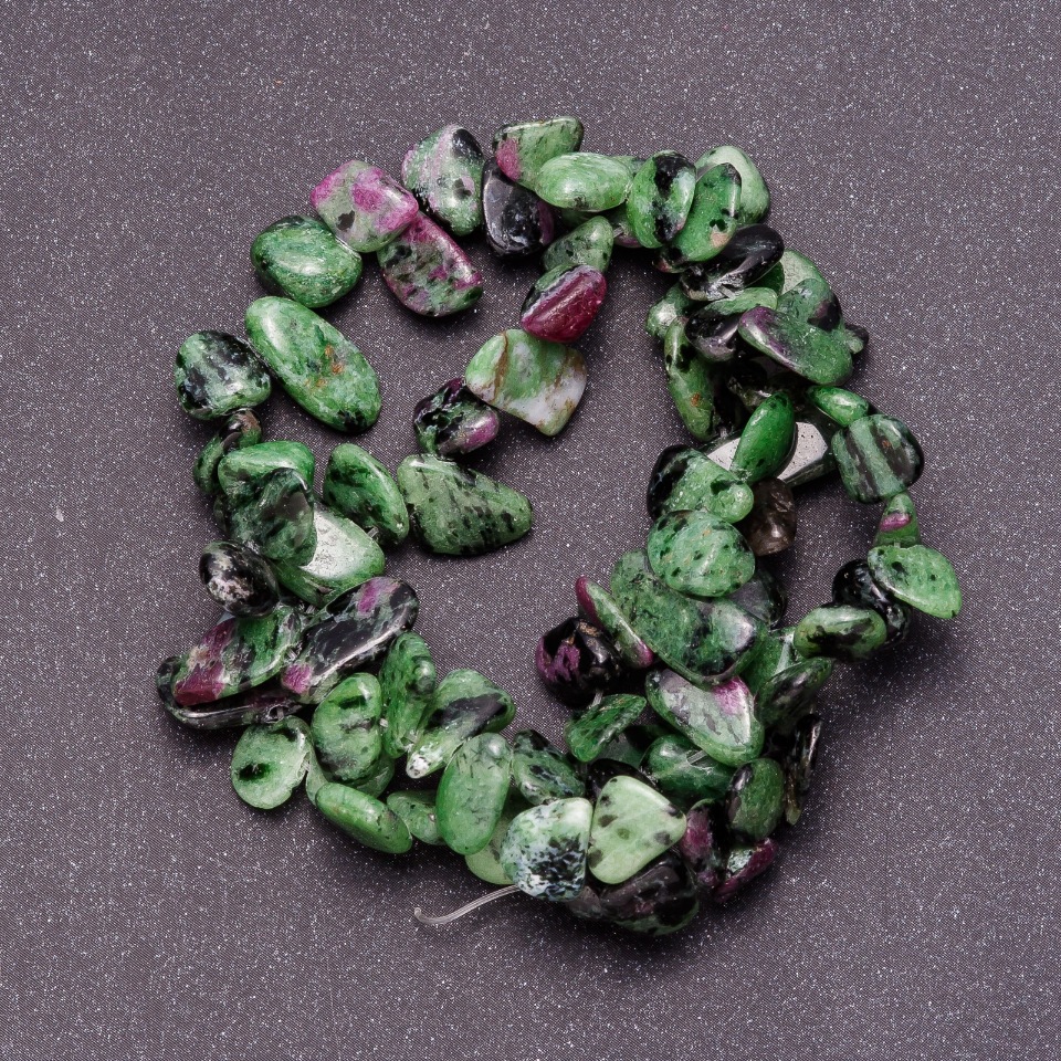 Mărgele din piatră naturală zozit pe șnur, formă de fluture, diametrul 8–12 mm, lungime de 38 cm