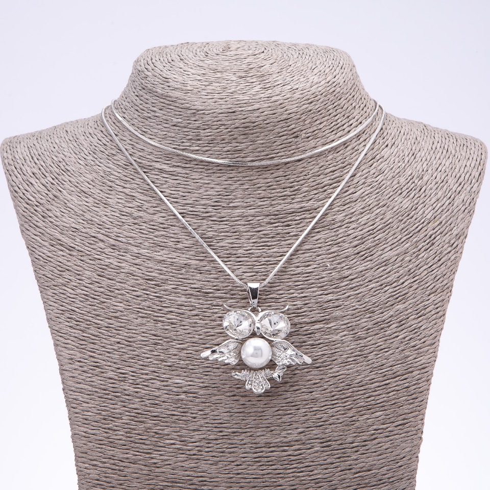 Pandantiv pe lanț Bufniță cu perlă, ochi albi, lungime 75 cm, diametru 4×3,5 cm