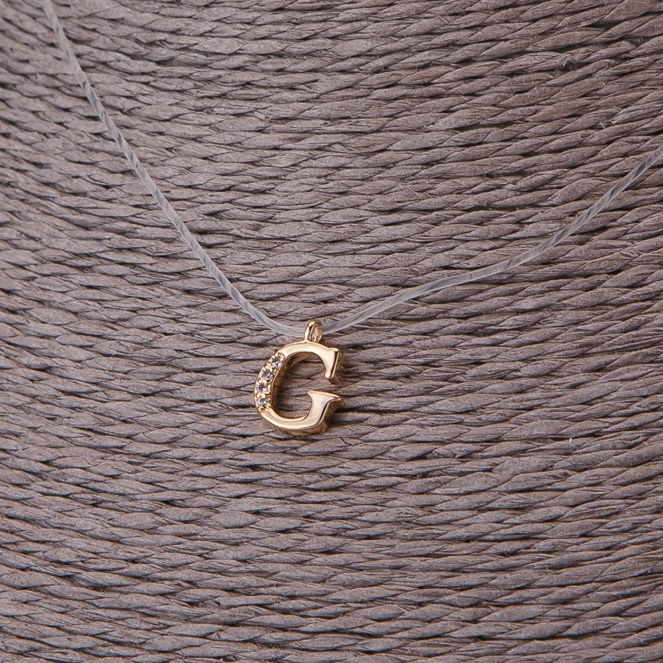 Pandantiv, diametrul de 9 mm pe un șnur de silicon invizibil, lungime 39–44 cm