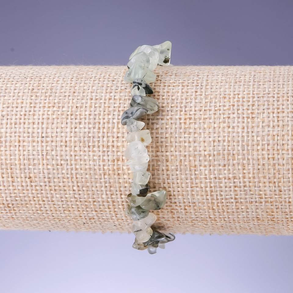 Brățară cu fragmente de prehnit 8x5 mm, lungime 18 cm, elastic