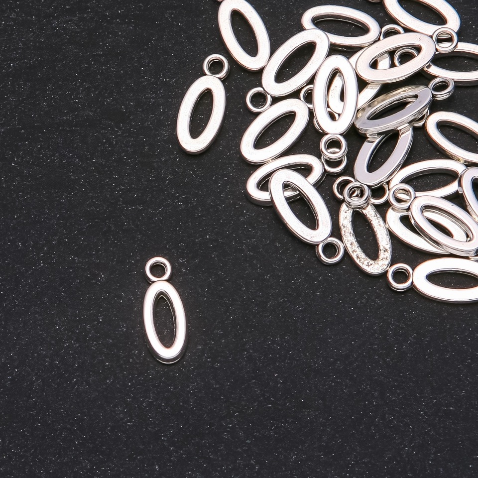 Furnitură pandantiv litera 'O' 17x7mm, ambalare 20 g (+ - 25 buc.)