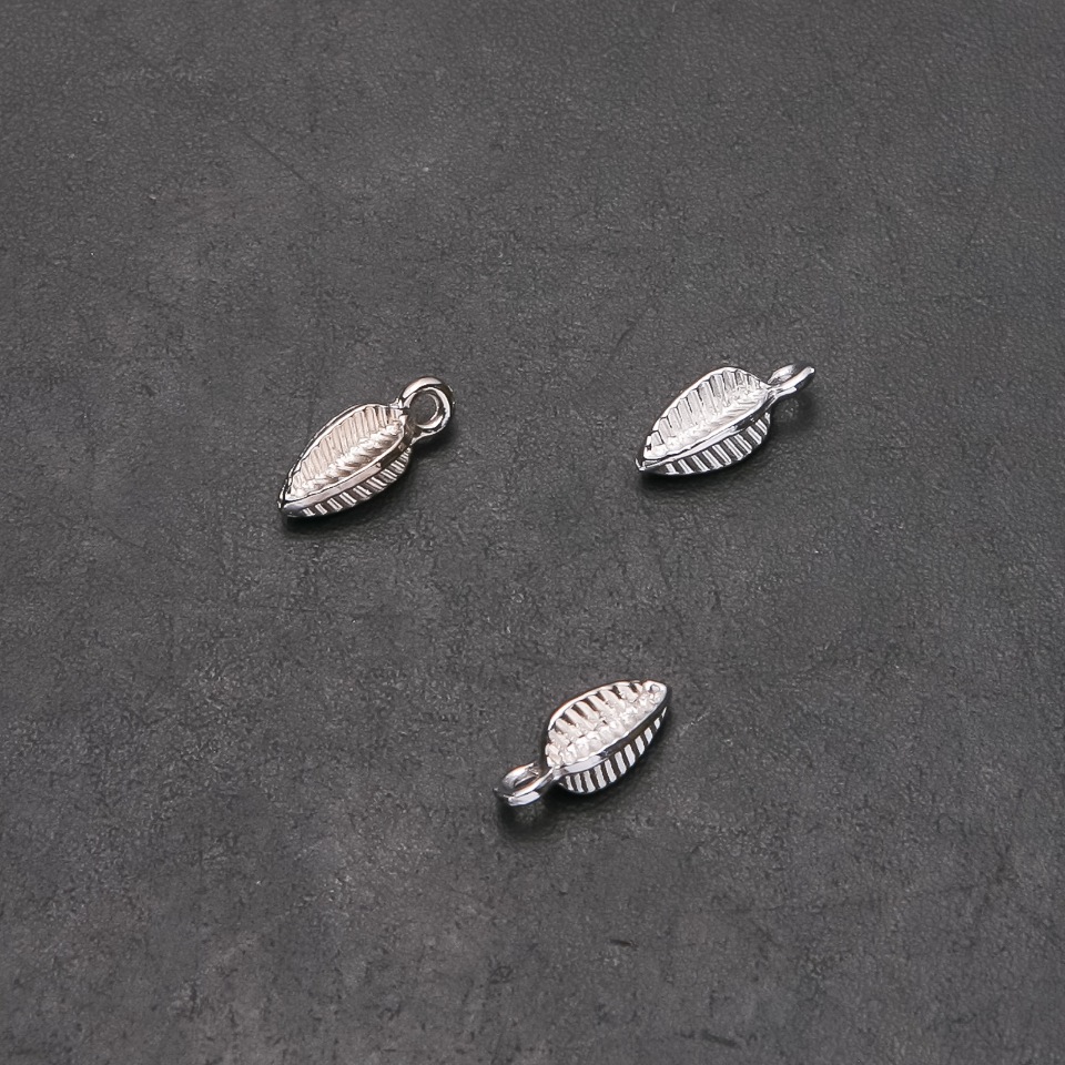 Furnitură pentru pandantiv – ramură de brad, diametrul 4,5 mm, lungimea 13 mm, diametrul găurii 1,7 mm, ambalaj 36 buc. (±)