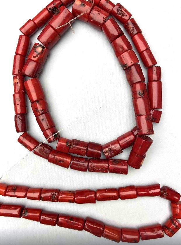 Mărgele naturale de coral roșu, cilindru facetat, diametrul 12×22–25 mm, greutate pe fir de la 350 g (+ - Prețul pentru 100 g)