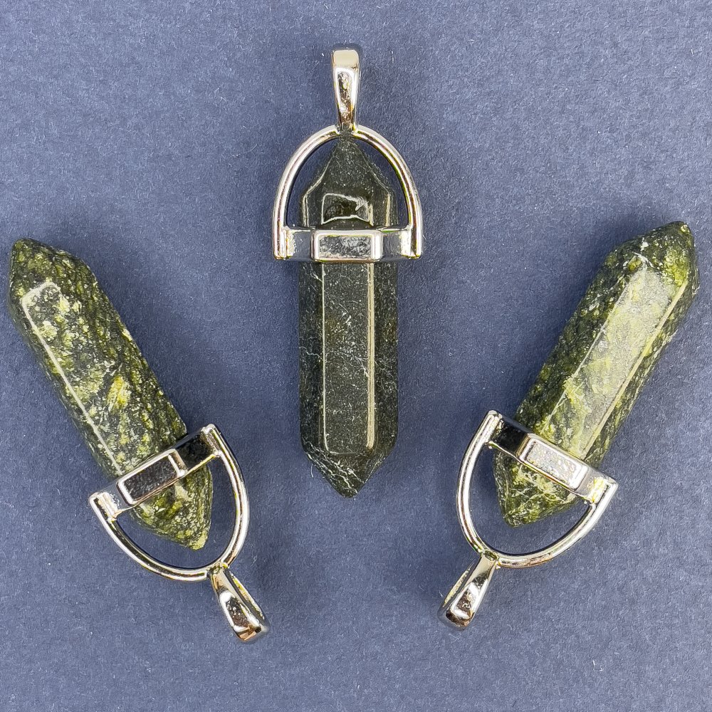 Pandantiv din serpentină hexagonal de 4 cm