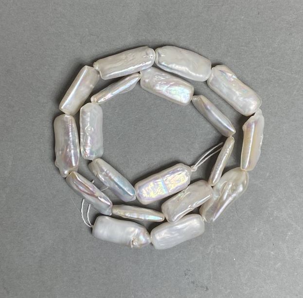 Mărgele baroce de perlă pe șnur, reflexie de «benzină», nuanță caldă, diametrul 10×21 mm, lungime 41 cm (+/-)