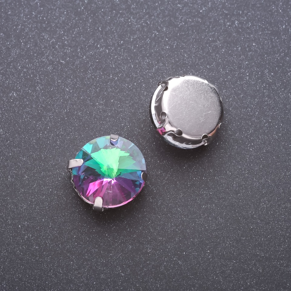 Preț pentru pachet de 10 bucăți. Cristal Rivoli cusut în capă rotund, 13 mm, culoare roșu zmeură-verde