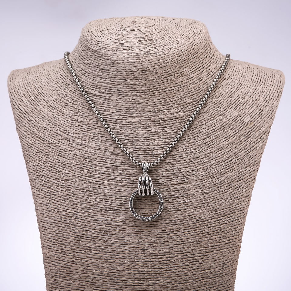 Pandantiv în stil punk gotic – Labă cu inel 24x6 mm pe lanț, lungime 65 cm