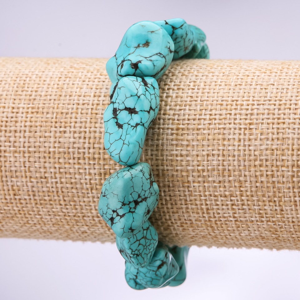 Brățară «Turcoaz» (howlit) fațetată, diametru 15–20 mm, lungime 18 cm, pe elastic