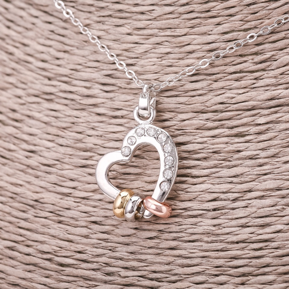 Pandantiv pe lanț în formă de inimă, culoare cristale albe, diametrul 16×23 mm, lungime 45–50 cm, metal argintiu